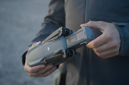 Batería de vuelo inteligente DJI Air 3S con capacidad de 4276 mAh proporciona 45 minutos de autonomía de vuelo.
